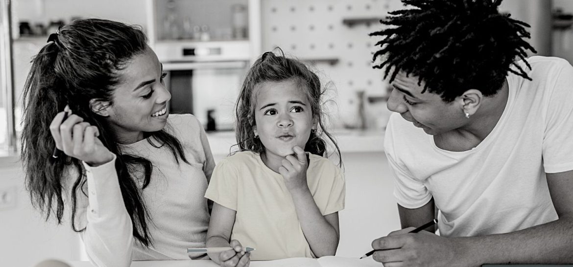 Voici 7 clés concrètes pour mettre en place une communication positive au sein de nos familles et avec nos enfants.