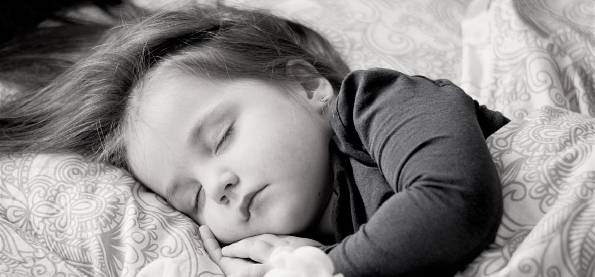 Comprendre les cycles de sommeil de son enfant est primordial pour des nuits paisibles et reposantes. Voici un bon récap !