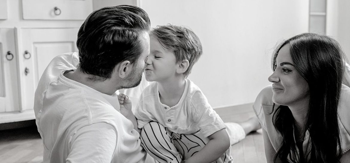 La théorie de l'attachement, nous démontre que le besoin de sécurité émotionnelle est un besoin vital, et ce dès le plus jeune âge.