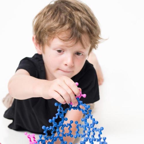 enfants-autonomes-Clip-it-Structure-50-pieces-4 STRUCTURE est un jeu de construction basé sur 1 pièce unique. L’assemblage par rotule donne libre cours à la créativité, pour tout construire !